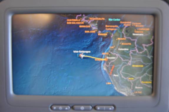 Tela do avião mostra que chegamos à Galápagos!